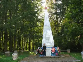 Обелиск, посвящённый памяти преподавателей и студентов Высоковского сельскохозяйственного техникума павших на фронтах ВОВ