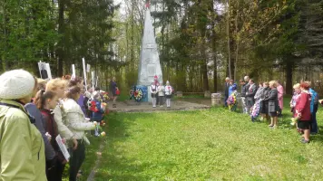 Обелиск, посвящённый памяти преподавателей и студентов Высоковского сельскохозяйственного техникума павших на фронтах ВОВ, фотография 2
