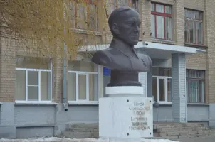 Памятник Герою Советского Союза Дмитрию Михайловичу Карбышеву, фотография 3