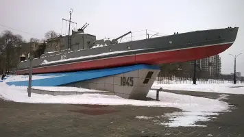 Бронекатер на набережной реки Амур в городе Благовещенске
