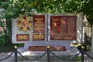 Памятники учителям и учащимся школы, погибших на полях сражений
