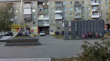 Мемориальный комплекс Саратовского авиационного завода в сквере Авиастроителей в Заводском районе города Саратов, фотография 5