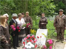 Памятная знак на могиле неизвестных летчиков около д. Афанасово, фотография 3