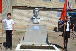 Памятник Герою Советского Союза Ф.Д. Глухову, фотография 2