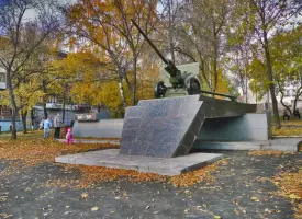 Пушка - памятник 174-му противотанковому артдивизиону имени Комсомола Удмуртии