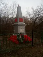 Памятник лейтенанту Кузнецову, сержанту Елисееву и 31 неизвестному солдату, павшим в боях за Родину в 1943 году