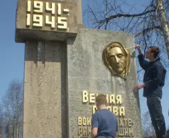 Памятник воинам-шахтерам в п. Артемовский Иркутской области Бодайбинского района