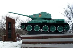 Памятник-танк, посвященный уральскому добровольческому танковому корпусу