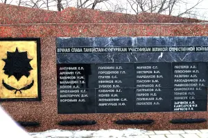 Памятник-танк, посвященный уральскому добровольческому танковому корпусу, фотография 2