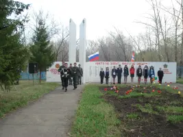 Обелиск в школьном парке