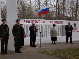 Обелиск в школьном парке, фотография 2