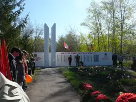 Обелиск в школьном парке, фотография 3