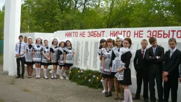 Обелиск в школьном парке, фотография 4