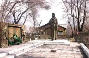Мемориал работникам локомотивного депо, погибшим в годы Великой Отечественной войны, фотография 2