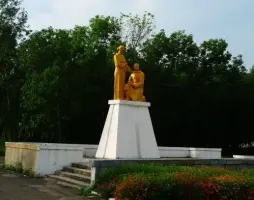 Памятник скорбящей матери