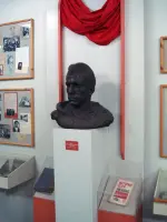 Мемориальная доска, бюст, стена памяти