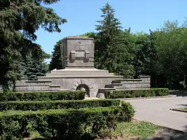Памятник - мавзолей И. Р. Апанасенко