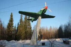 Памятник экипажу самолета Як-9Д