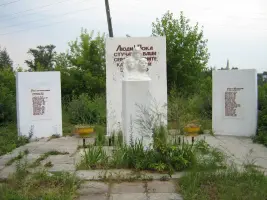 Памятник павшим учителям и ученикам около бывшей средней школы в посёлке Никологоры Вязниковского района Владимирской области, фотография 3