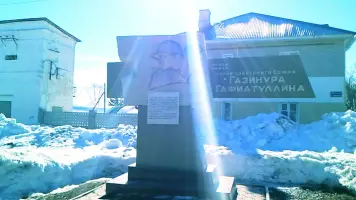 Стела на улице Газинура Гафиатуллина