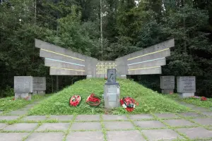 Братская могила советских летчиков