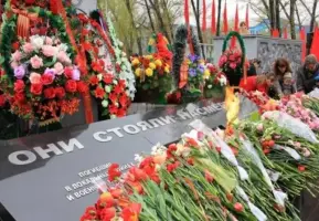 Монумент рабочим завода «Прогресс», павшим на фронтах Великой Отечественной войны 1941-1945 г.г. (Приморский край, город Арсеньев), фотография 2