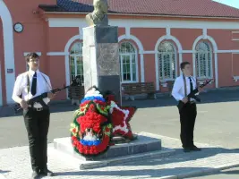 Бюст Николая Ивановича Кузнецова на перроне вокзала ст. Талица Свердловской области