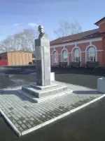 Бюст Николая Ивановича Кузнецова на перроне вокзала ст. Талица Свердловской области, фотография 2