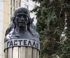 «Памятник Гастелло на именной улице героя»