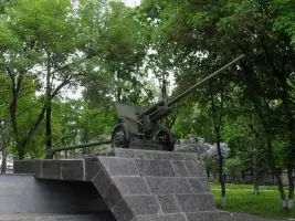 Памятник-пушка в честь бойцов 174-го отдельного противотанкового артдивизиона им. Комсомола Удмуртии, фотография 2