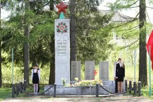 Памятник погибшим воинам-односельчанам в селе Октябрьский Комсомольского района Ивановской области