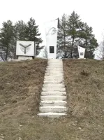Мемориальный комплекс: памятник десантникам И.Г. Старчака(в центре), летчику А.Г.Рогову(слева), водителям ВОв (справа), фотография 2