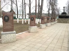 Мемориальный комплекс - монумент советского воина, аллея Героев Советского Союза, танк Т-34, памятник павшим, фотография 4