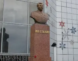 Бюст советского политического, государственного, военного и партийного деятеля Иосифа Виссарионовича Сталина