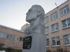 Памятник Филиппу Антоновичу Комкову у здания школы № 95
