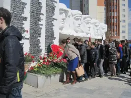 Памятник рабочим и служащим завода имени Ф.Э. Дзержинского, погибшим в годы Великой Отечественной войны, фотография 4