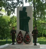 "Юные безусые герои, юными остались вы вовек ..."