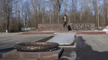 Мемориал Боевой славы с Вечным огнем, стелой, скульптурой воина, братским кладбищем советских воинов