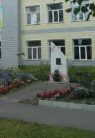 Памятник в честь погибших учителей и учащихся школы № 3 (80) в годы Великой Отечественной войны, фотография 2