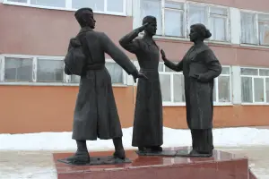 Скульптурная композиция памяти учителей и выпускников средней школы № 1, погибших в годы Великой Отечественной войны, фотография 3