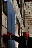 Мемориальная доска воинам 96 отдельной стрелковой бригады на здании МОУ СШ №100 Кировского района города-героя Волгограда