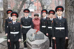 Камень памяти детям, погибшим 13 июня 1942 года в бывшем городском саду Пионеров от бомб, сброшенных фашистами