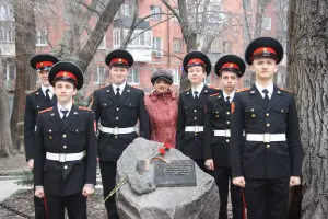 Камень памяти детям, погибшим 13 июня 1942 года в бывшем городском саду Пионеров от бомб, сброшенных фашистами, фотография 2