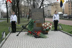 Памятник воинам, рабочим и служащим военного порта тыла Ленинградской ВМБ