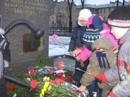 Памятник воинам, рабочим и служащим военного порта тыла Ленинградской ВМБ, фотография 3