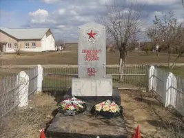 Братская могила советских воинов, погибших при освобождении х. Волоцкого и обелиск в память о погибших земляках в годы ВОв