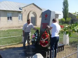 Братская могила советских воинов, погибших при освобождении х. Волоцкого и обелиск в память о погибших земляках в годы ВОв, фотография 2