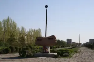 Памятный знак "Выстоявшим и победившим, мертвым и живым"