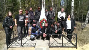 Обелиск в лесу Александровской дачи, фотография 3
