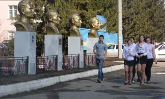 Аллея Героев и Памятник Трех Поколений на центральной площади по ул. Октябрьской, фотография 3
